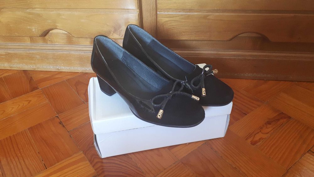 Sapatos pretos em Verniz e Camurça - Tam 37