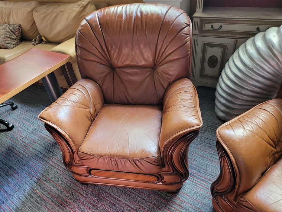 Sofás individuais em pele - Bom estado geral - Valor unitário