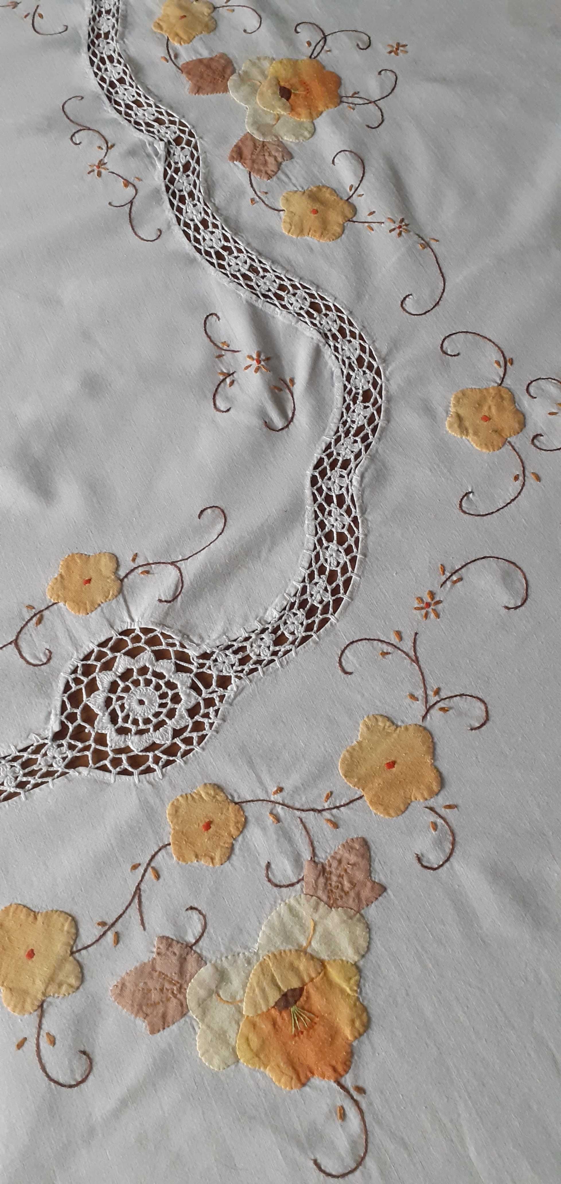 Obrus bawełniany biały z hafty aplikacje koronka