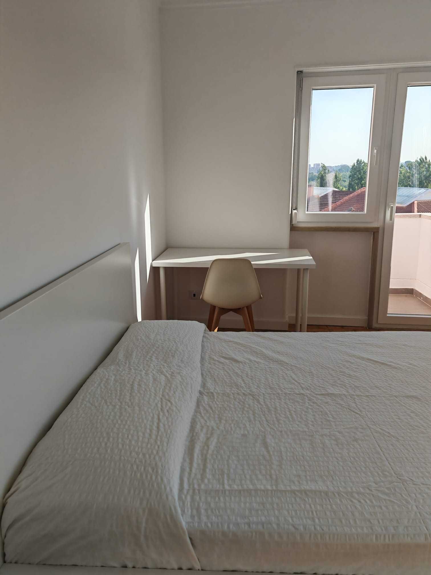 Quarto individual com varanda em apartamento a estrear em Queluz
