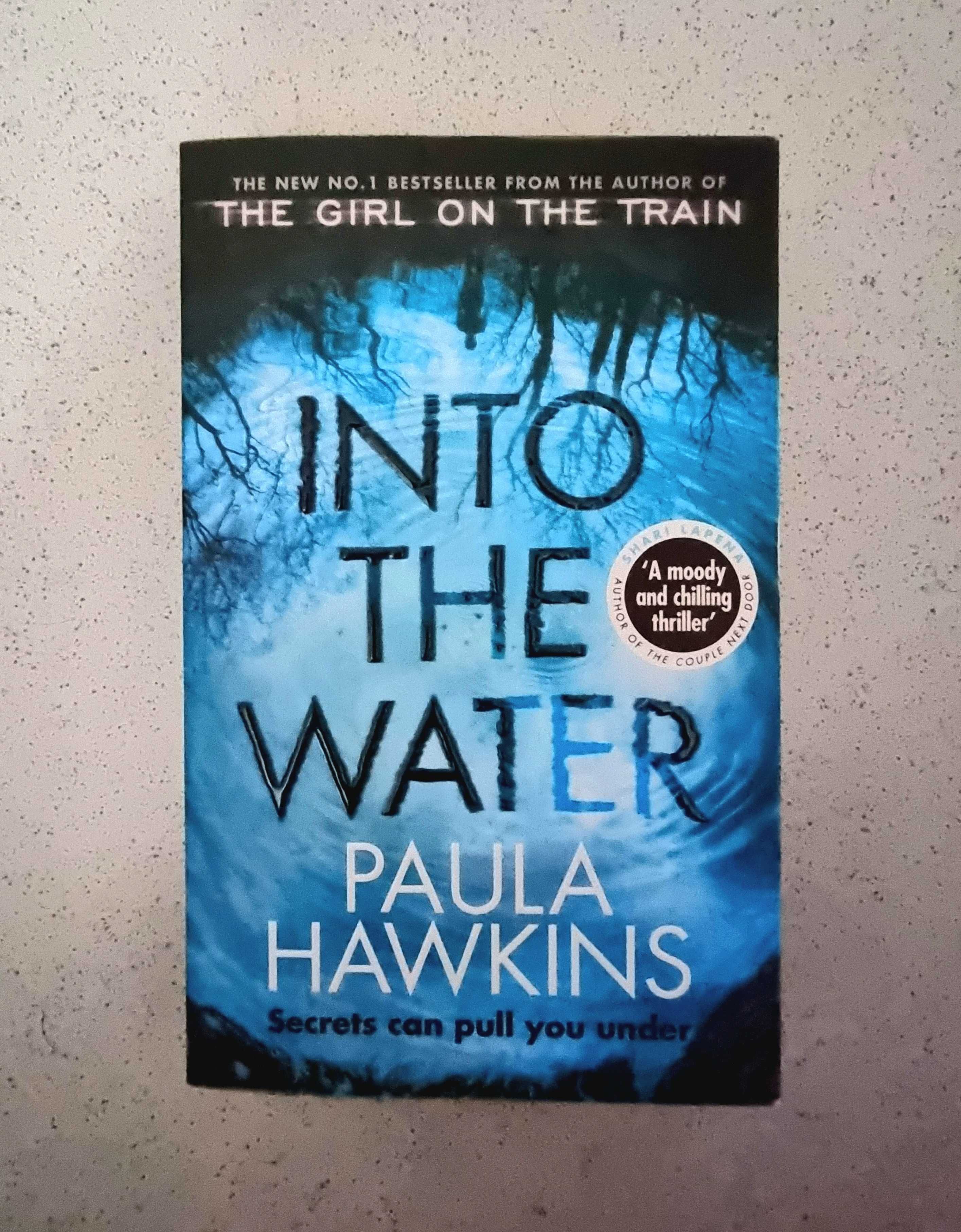 Livro "Into the Water" de Paula Hawkins (em Inglês)
