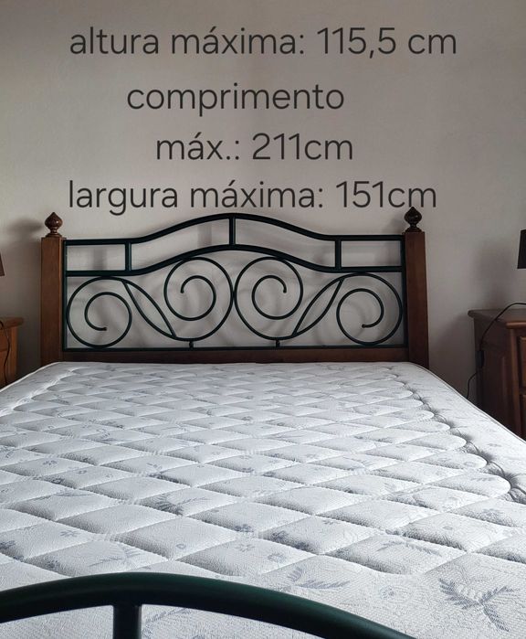 Cama de madeira com cabeceira em ferro