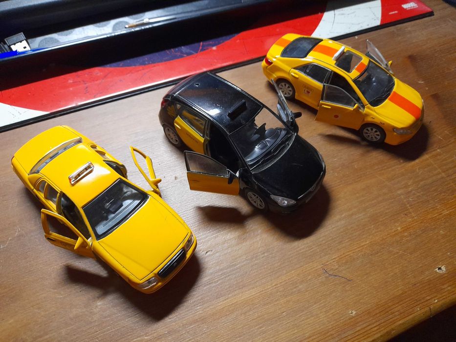 Pack  10 táxis  miniatura 12cm em metal em bom estado, várias cidades.