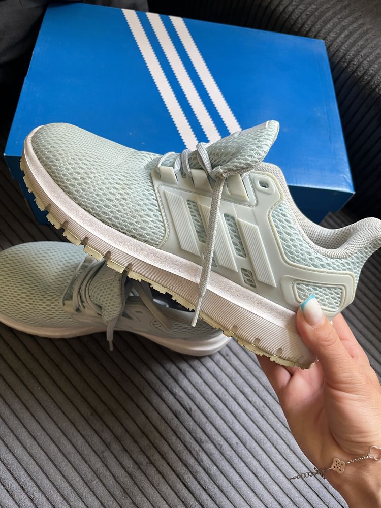 Оригінальні брендові кросівки м’ятного кольору adidas, розмір 36