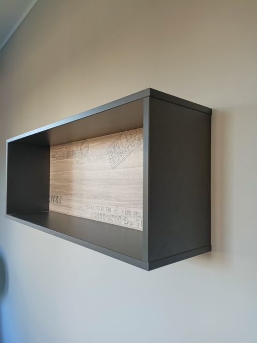 Półka wisząca na ścianę