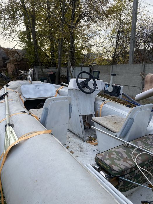 Продається човен з мотором