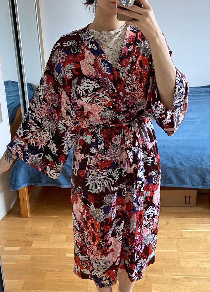 Kopertowa sukienka Kimono w aziatskim motywem Xs Monki Koi ryby Smoki