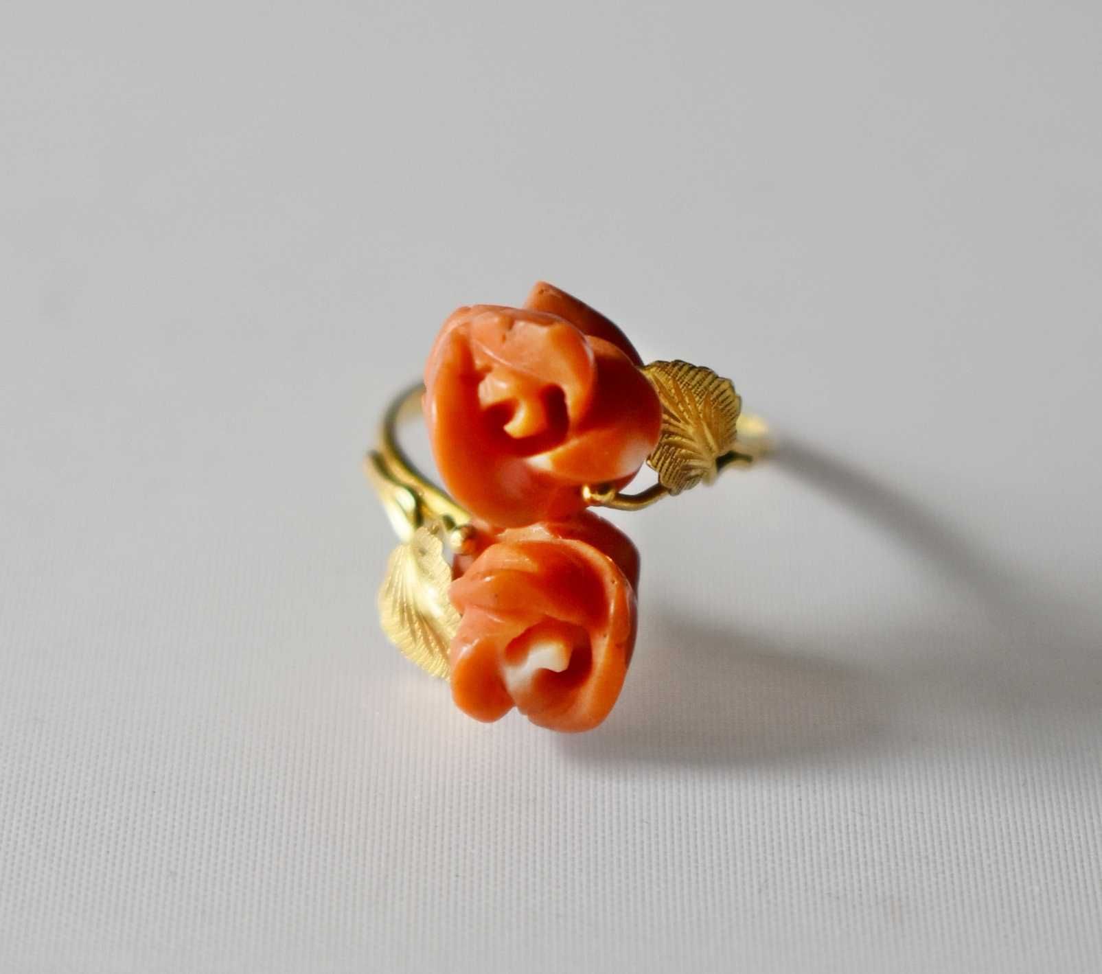 Złoty pierścionek z koralem "Różyczki"