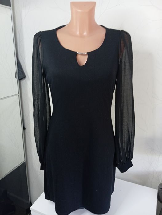 Czarna sukienka z tiulowymi rękawami