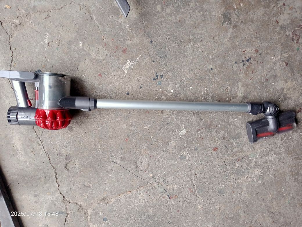 Odkurzacz Dyson i Vorwerk.