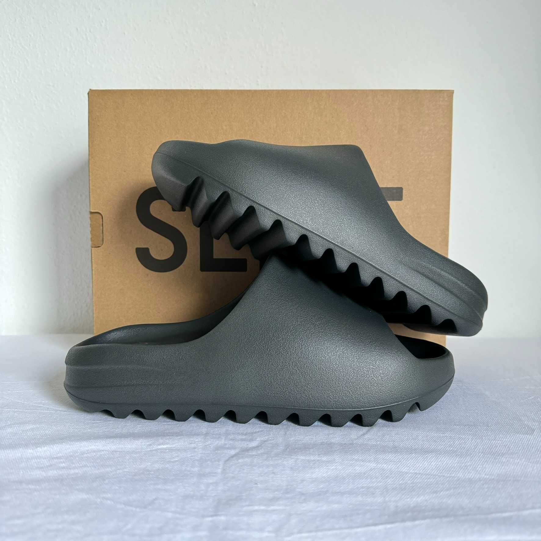 Yeezy Slide "Dark Onyx" - Tamanho 40