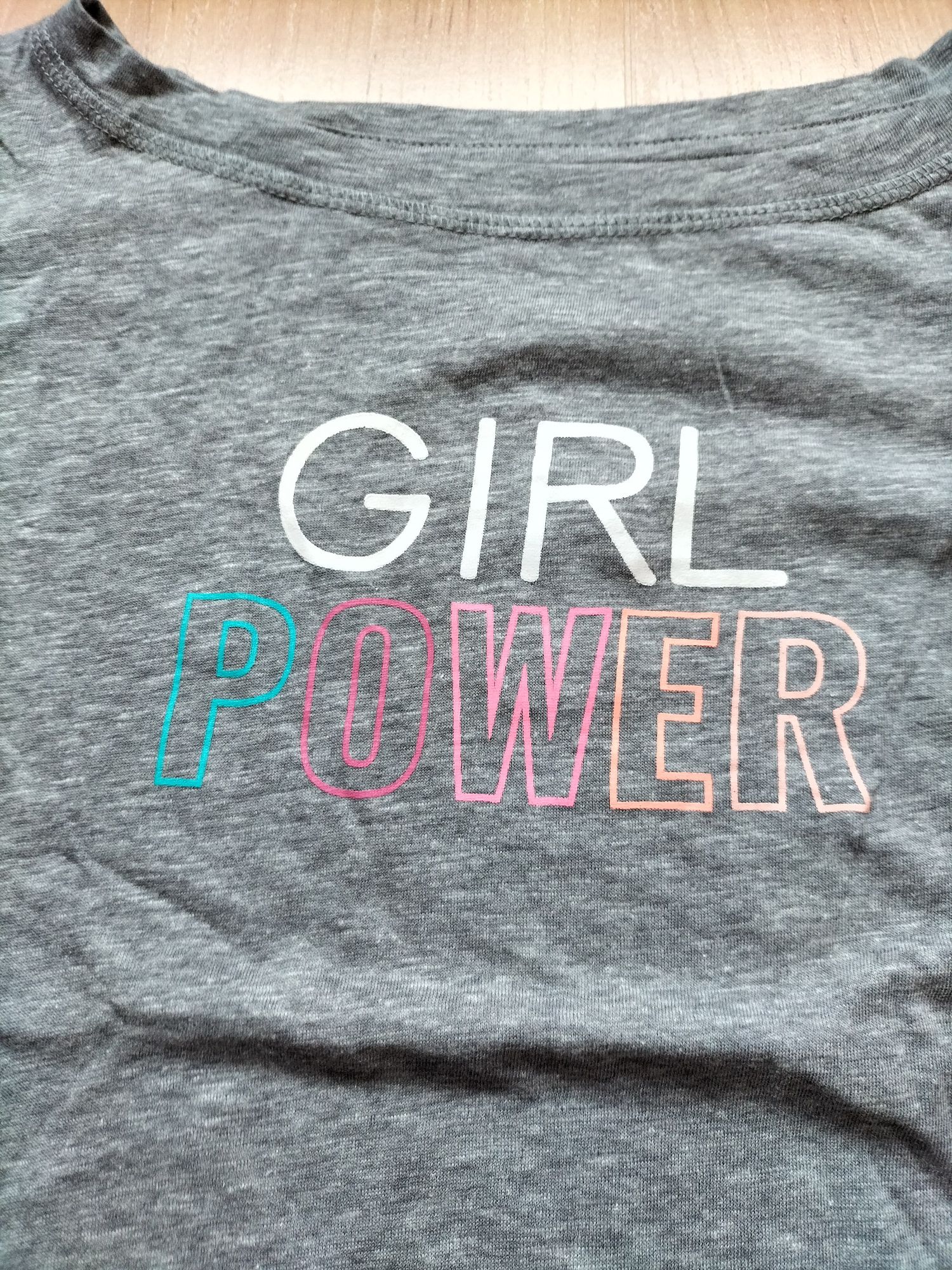 T-shirt cinzenta girl power. Donne