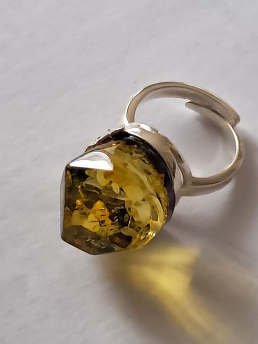 srebrny regulowany pierścionek z naturalnym bursztynem bałtyckim