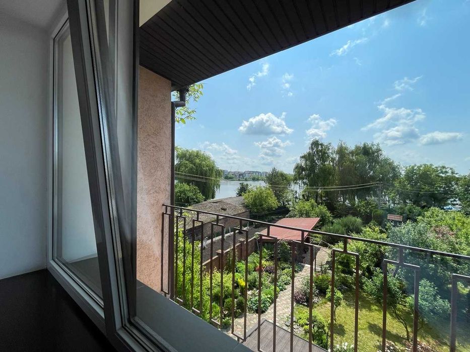 Продаж 2поверхового будинку з гаражем і ділянкою 11соток.