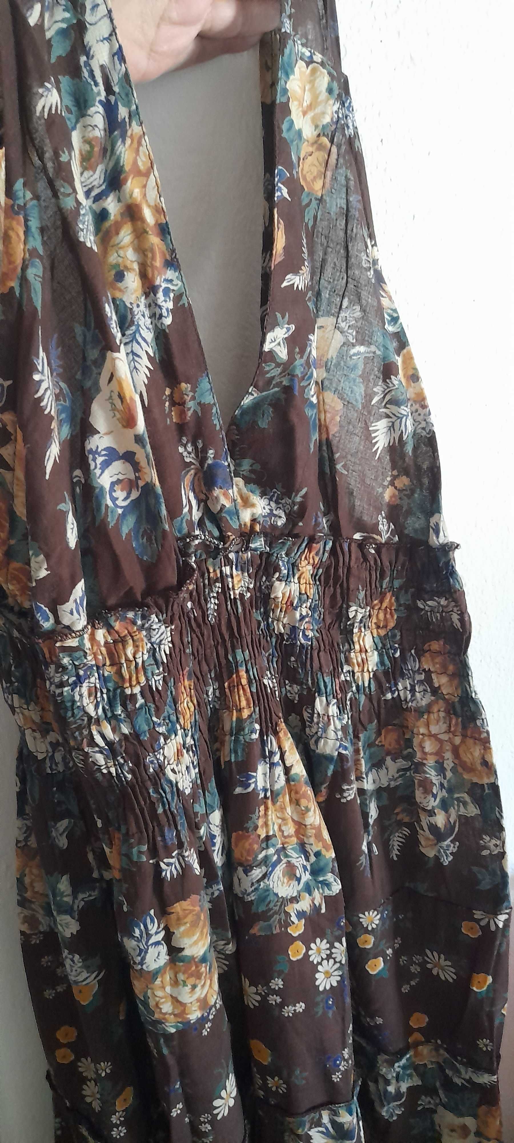 Vestido comprido com padrão floral lindo