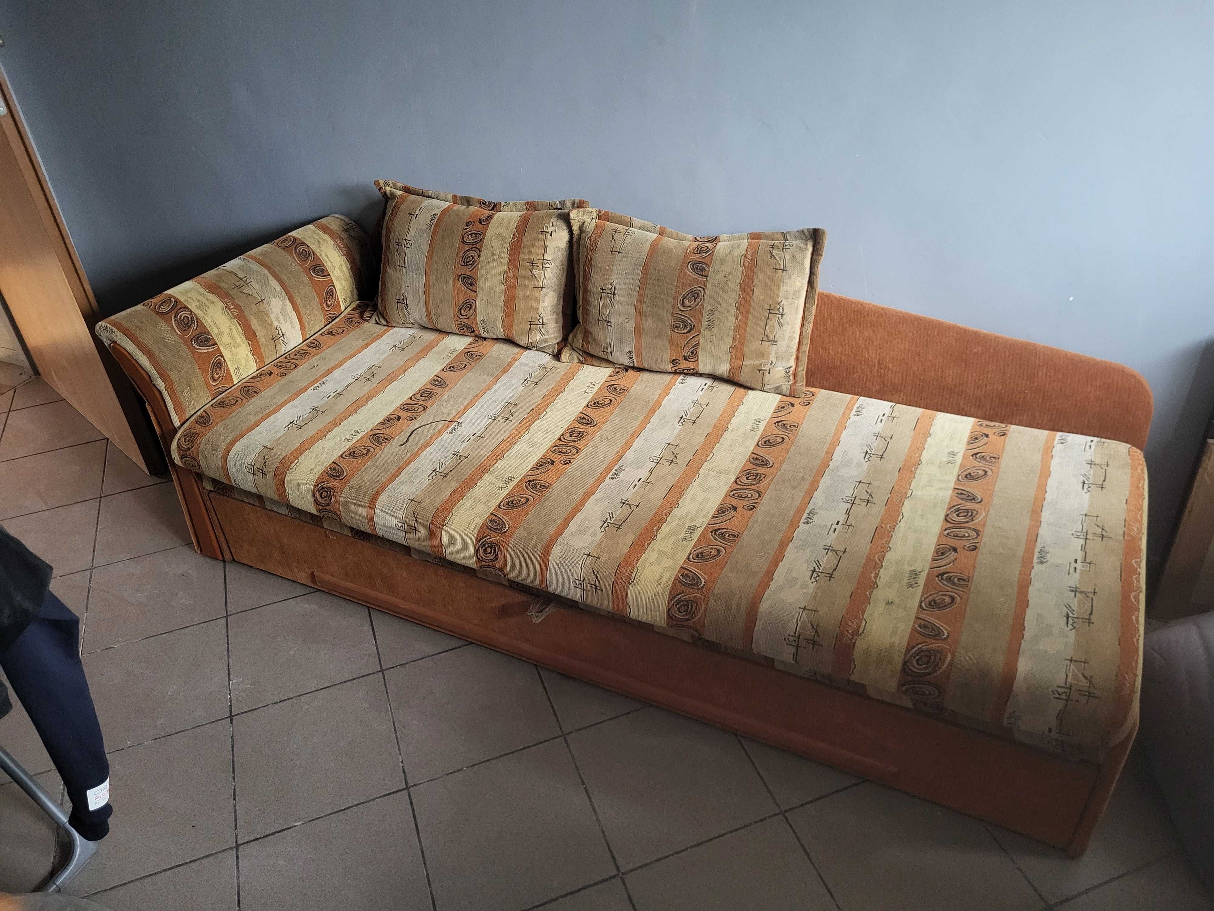 Rozkładana sofa z pojemnikiem na pościel