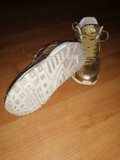 Ténis Nike dourados