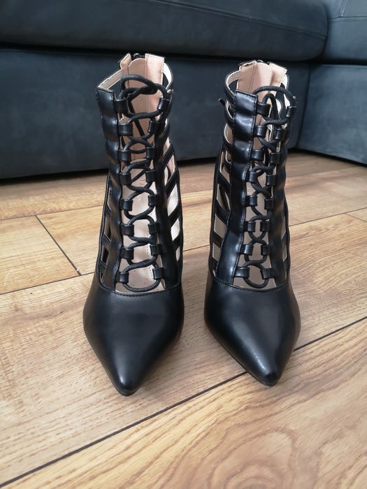 Buty na obcasie czarne, sznurowane, z zamkiem