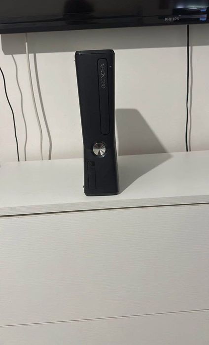 Продам Xbox 360 два джойстики