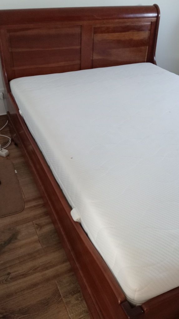 Vendo cama casal com colchão,pouco tempo de uso
