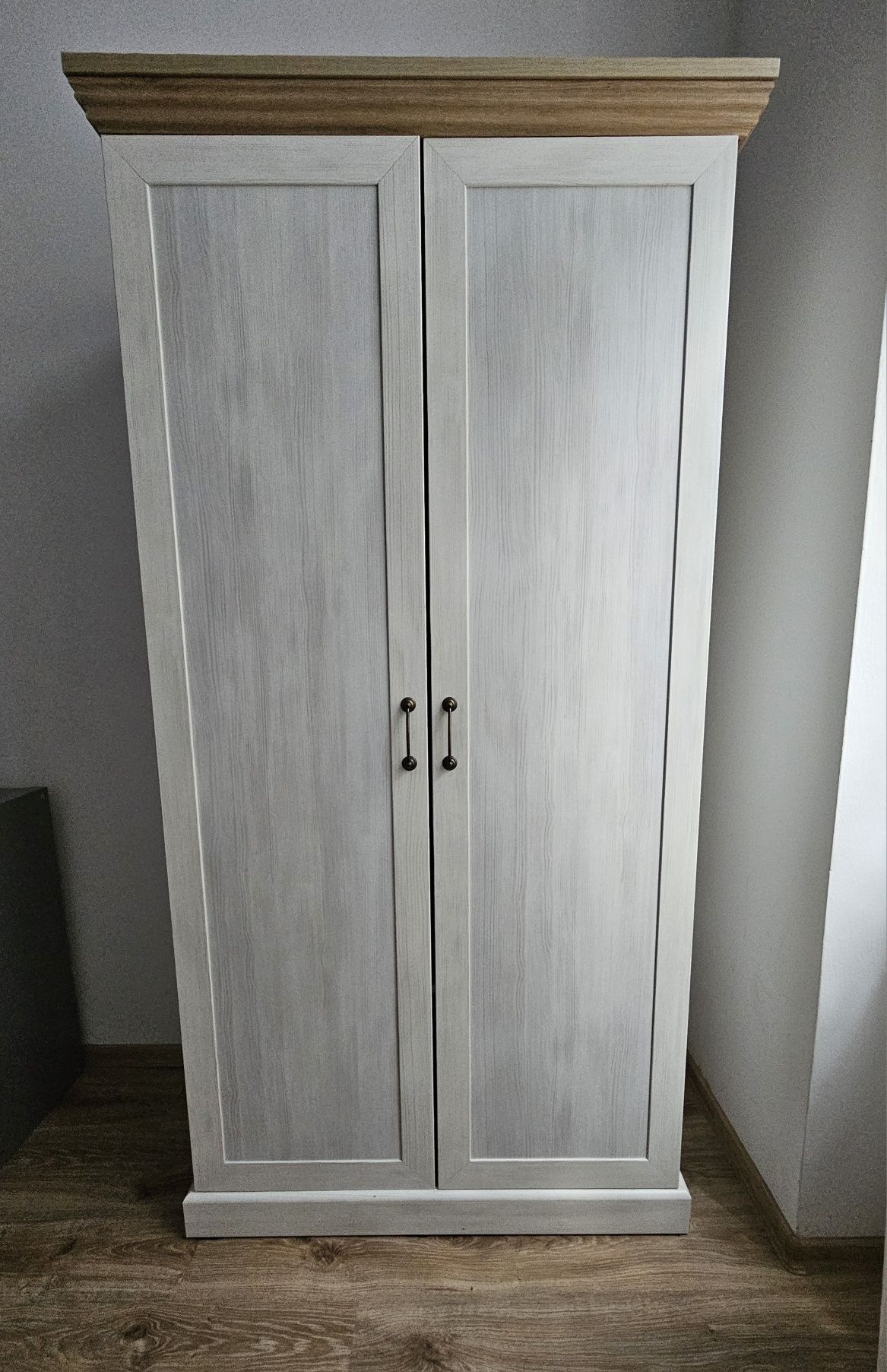 Biala szafa dwudrzwiowa