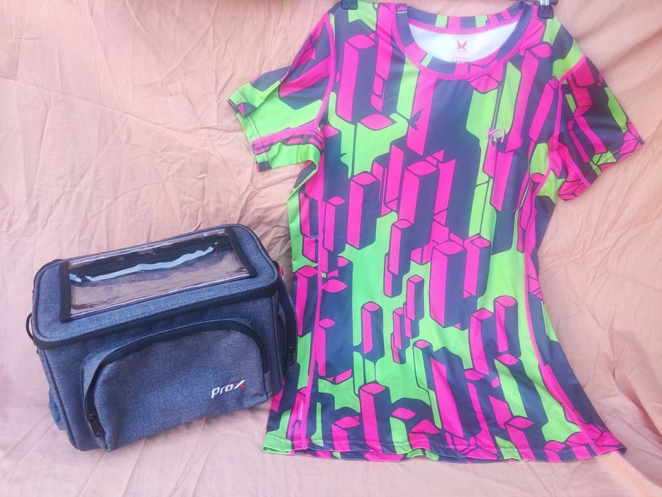 Torba sakwa na kierownicę i koszulka rowerowa