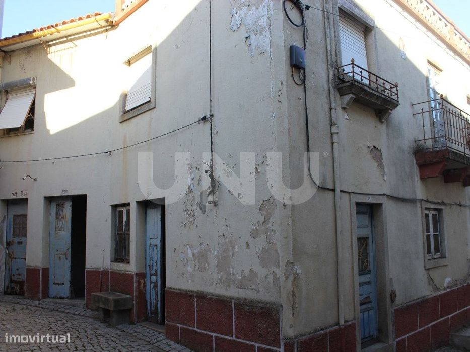 Duas Moradias para Remodelar para Venda na Lousa, Castelo Branco