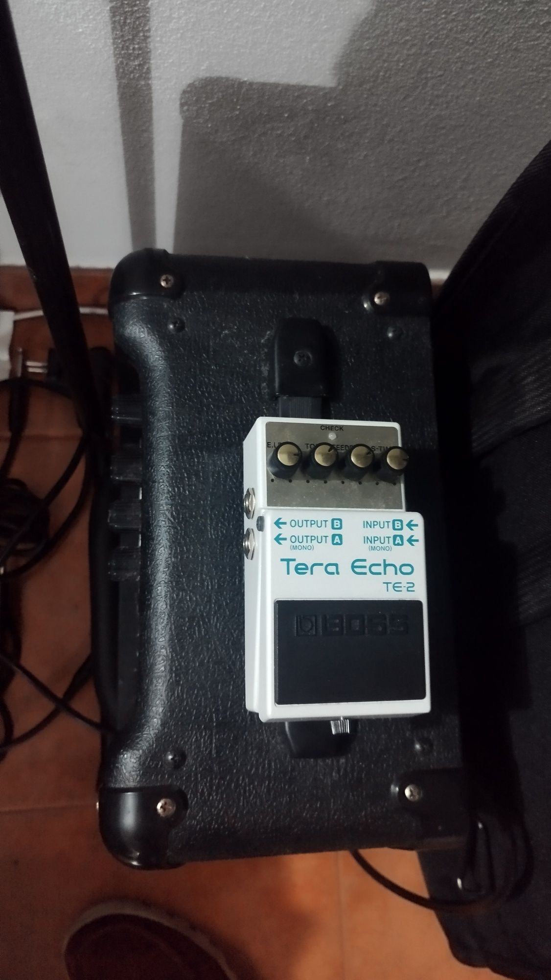 Amplificador Marshall e Pedaleira Boss Tera Echo