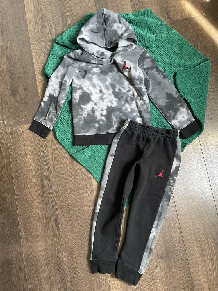 оригінальний спортивний костюм Nike  jordan сірий ,вік 5-6 років