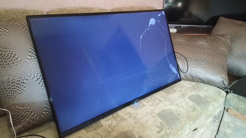 Телевизор Grunhelm GTV43S04FHD — битый экран, всё остальное исправно