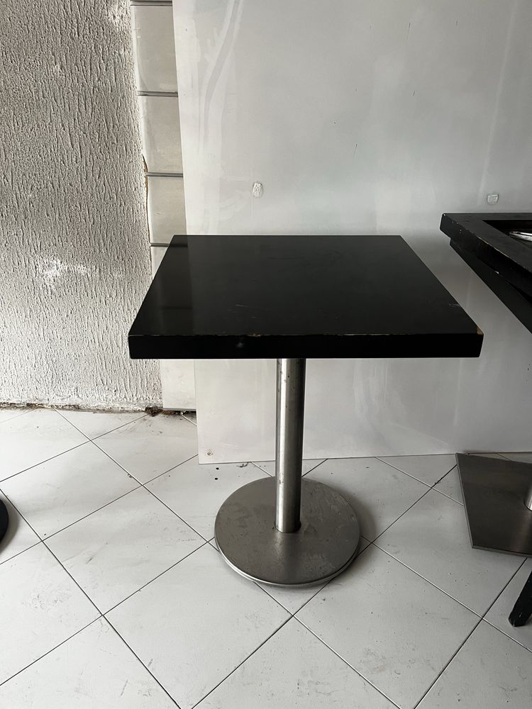 4 mesas com pe de metal e 8 cadeiras com estofo de napa
