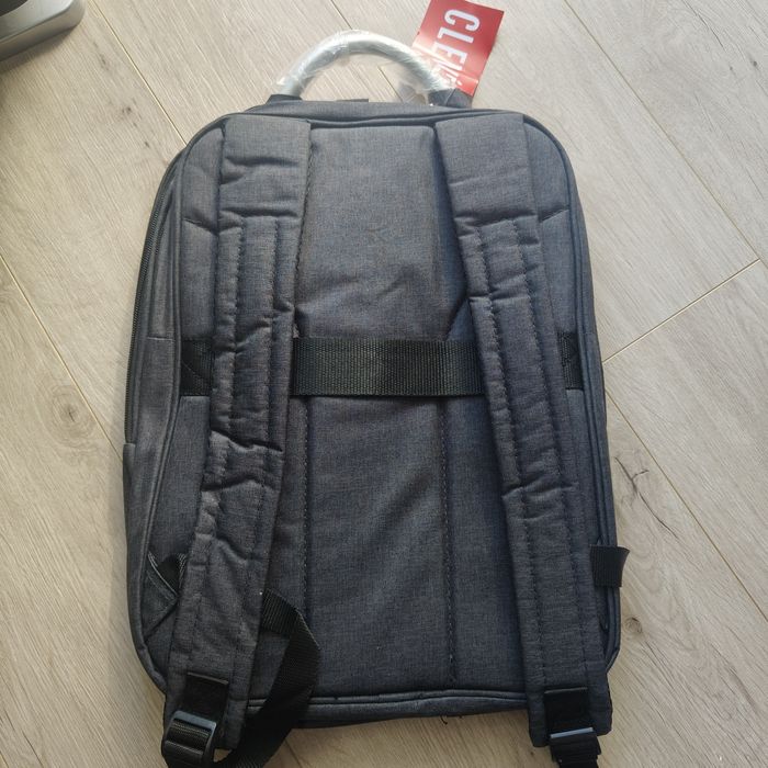 Szary plecak na laptopa