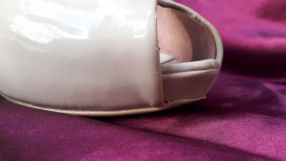 Szpilki PRIMA MODA lakierowane 40, jasny zimny beż