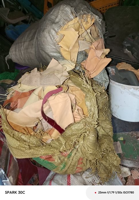 Обрізки шкіри декілька мішків різної форми