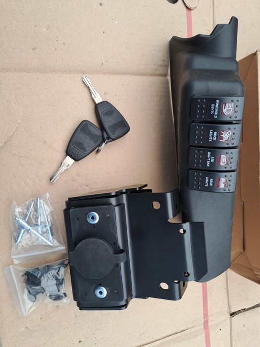 Jeep Wrangler JK zamek maski, włączniki na słupek