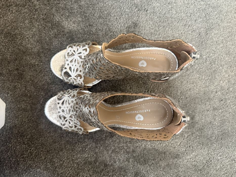 Sandalias prateadas 35