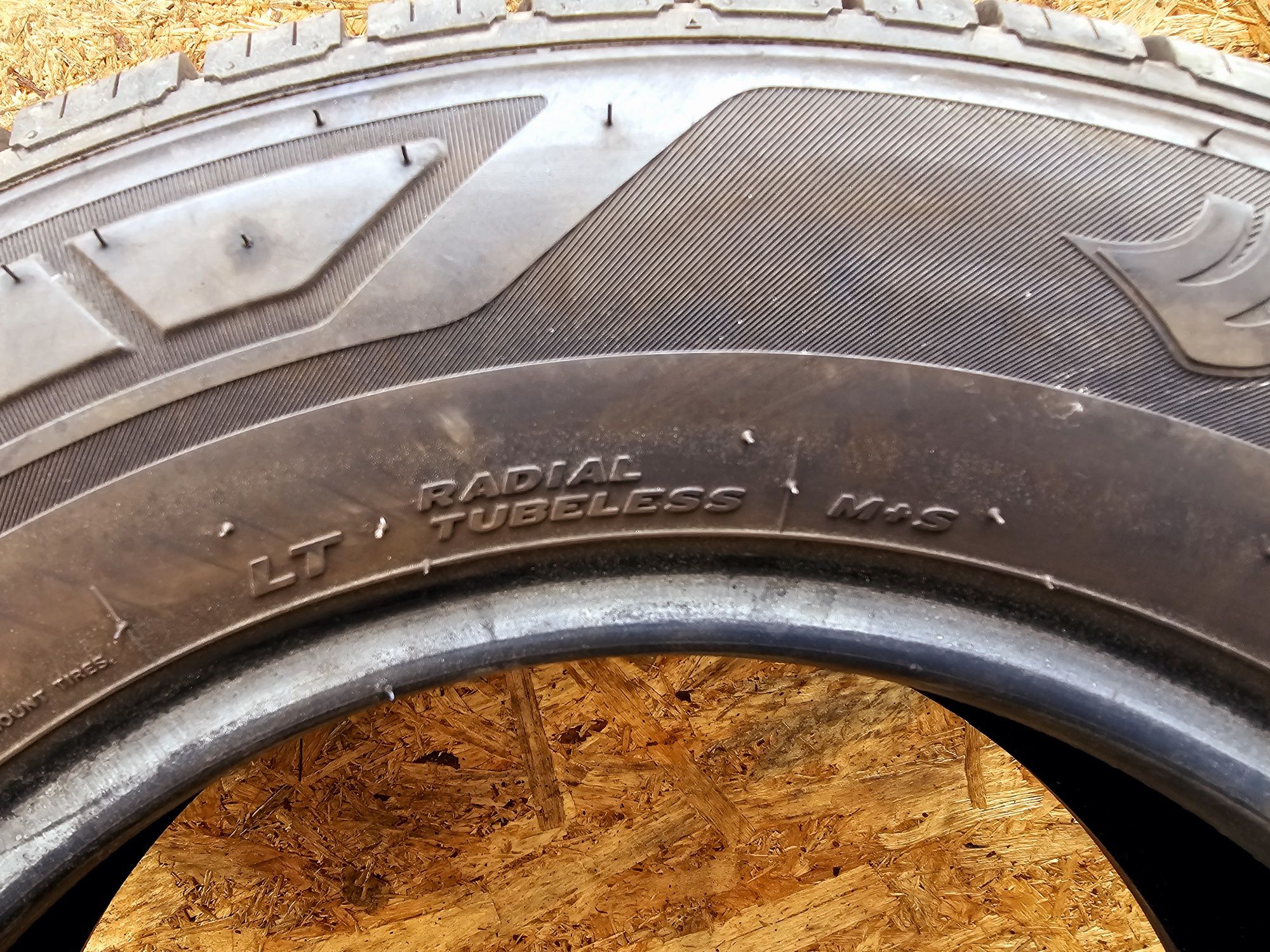 Idealne!!  8mm. 165/80 r14C Hankook Vantra LT. M+S