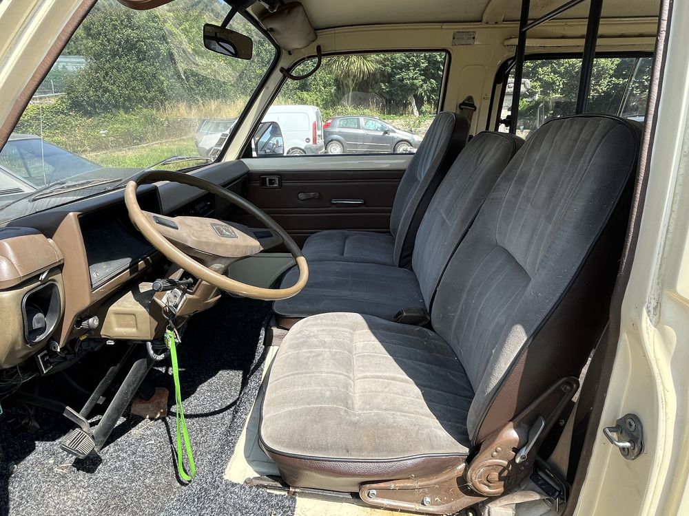 Toyota Hiace LH20 em bom estado só para peças