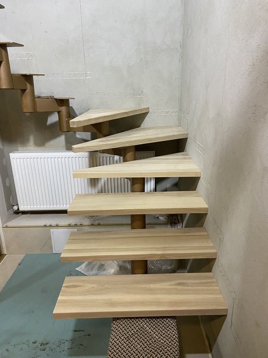 Сходи із ясеня.                         .