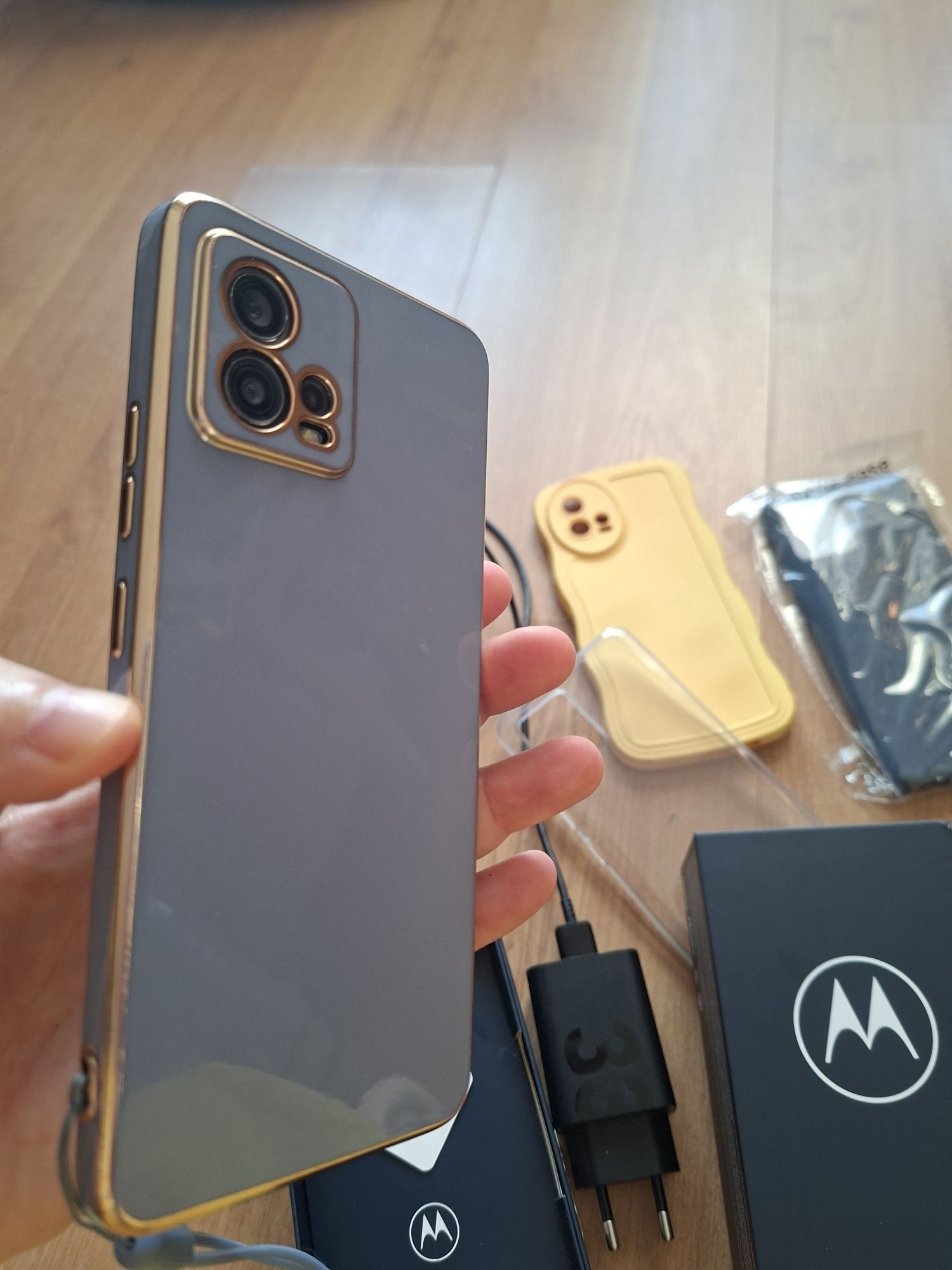 Motorola g72 + carregador + 4 capas