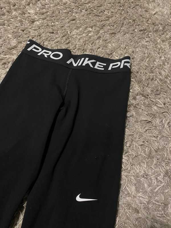 Czarne legginsy Nike Pro z białymi napisami size S