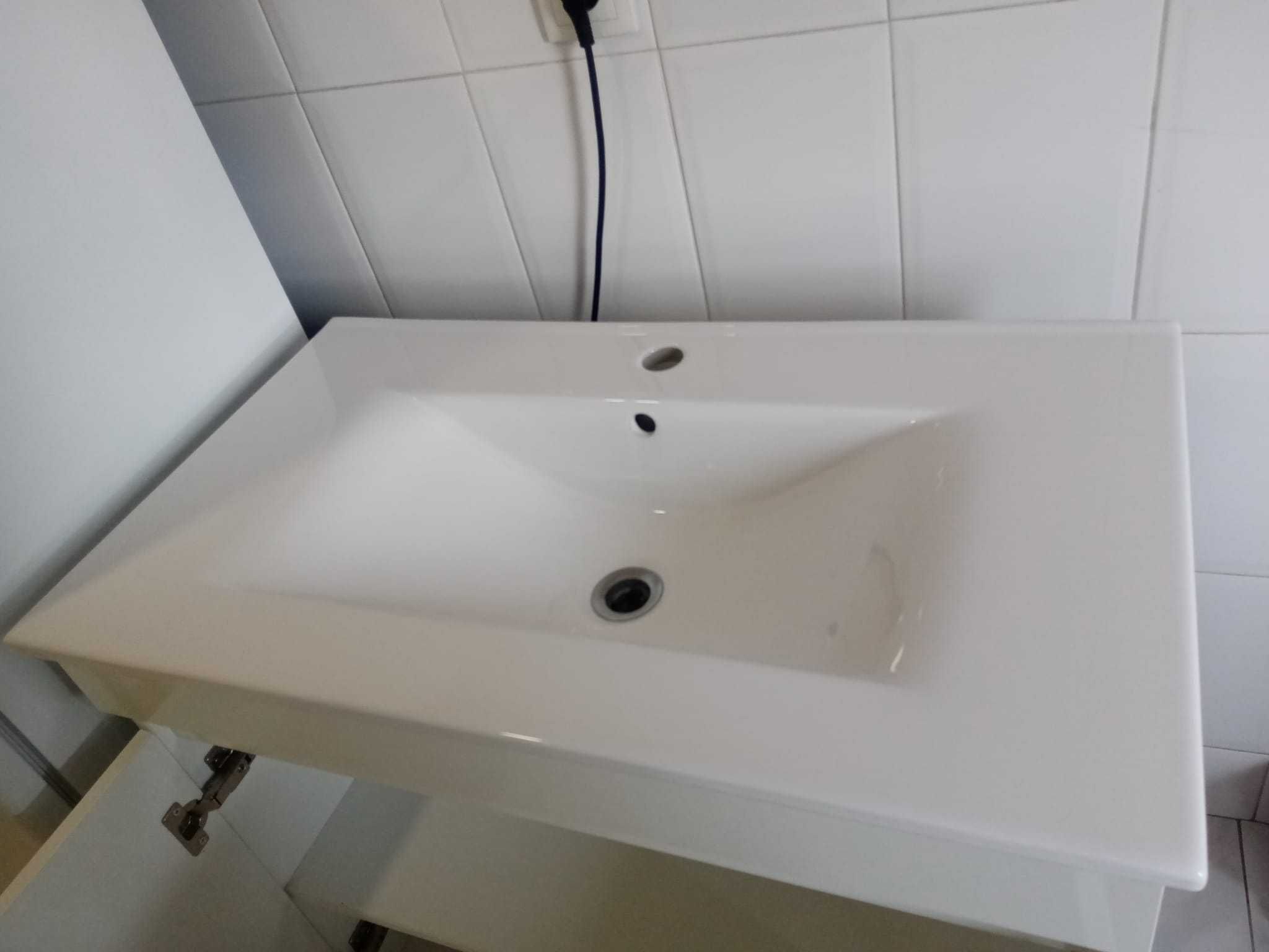 Móvel com lavatório branco