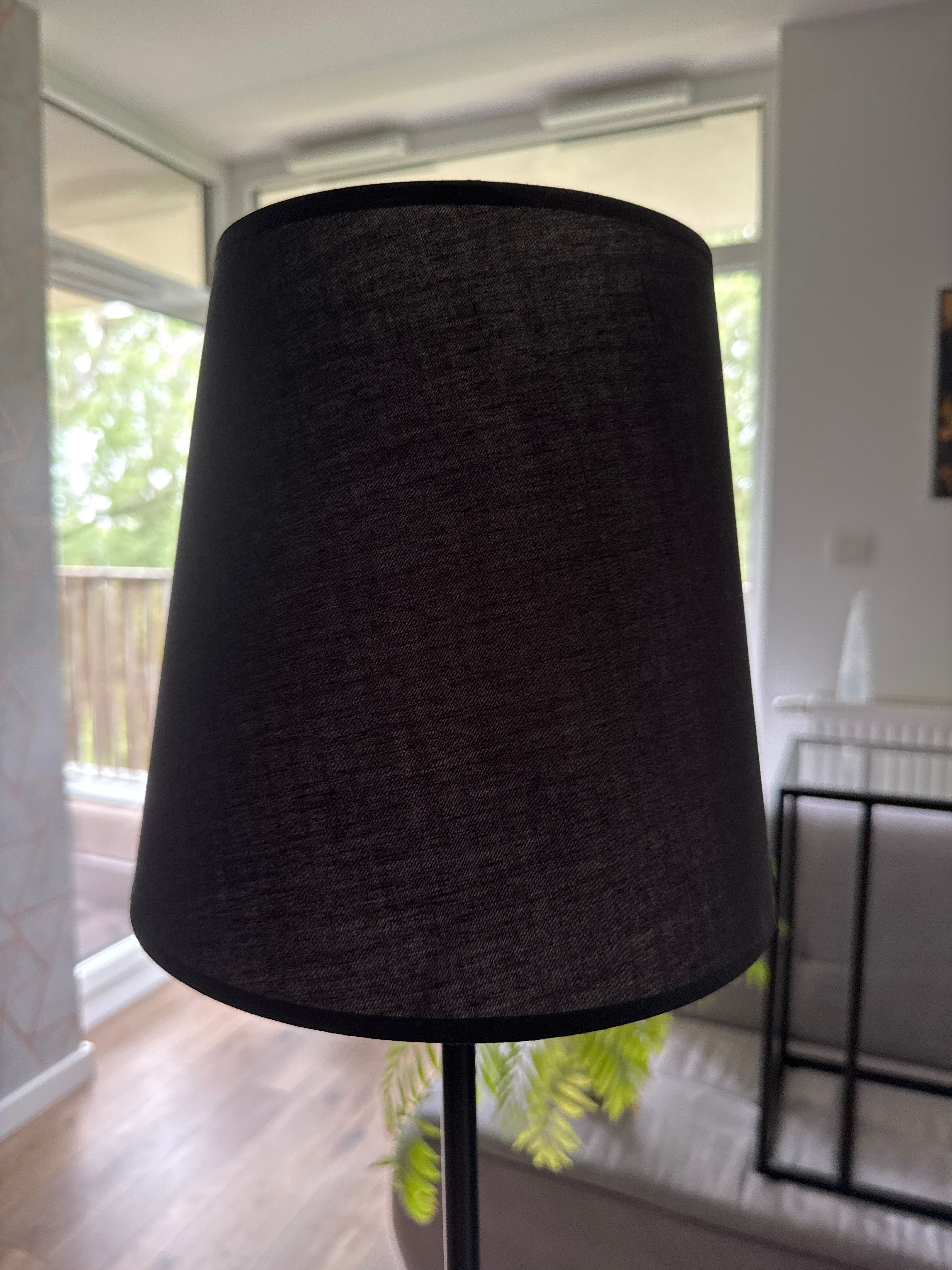 Lampa stojąca czarna z kloszem