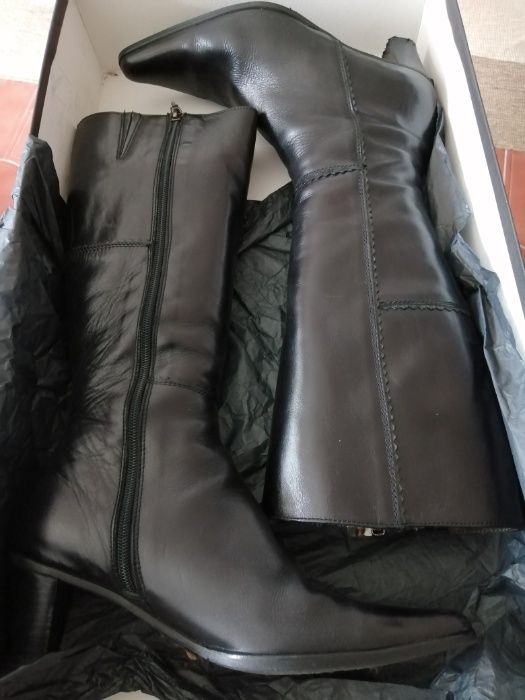 Vendo botas em pele preta, de cano alto, elegantes e sempre na moda