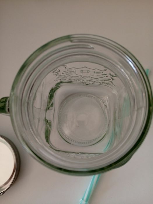 Скляна чашка з соломинкою