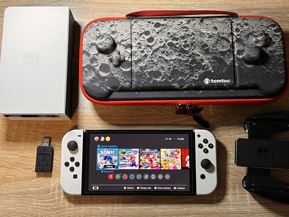 Nintendo Switch OLED + Hori Split Pad PRO + Tomtoc etui + 8Bitdo Adapt