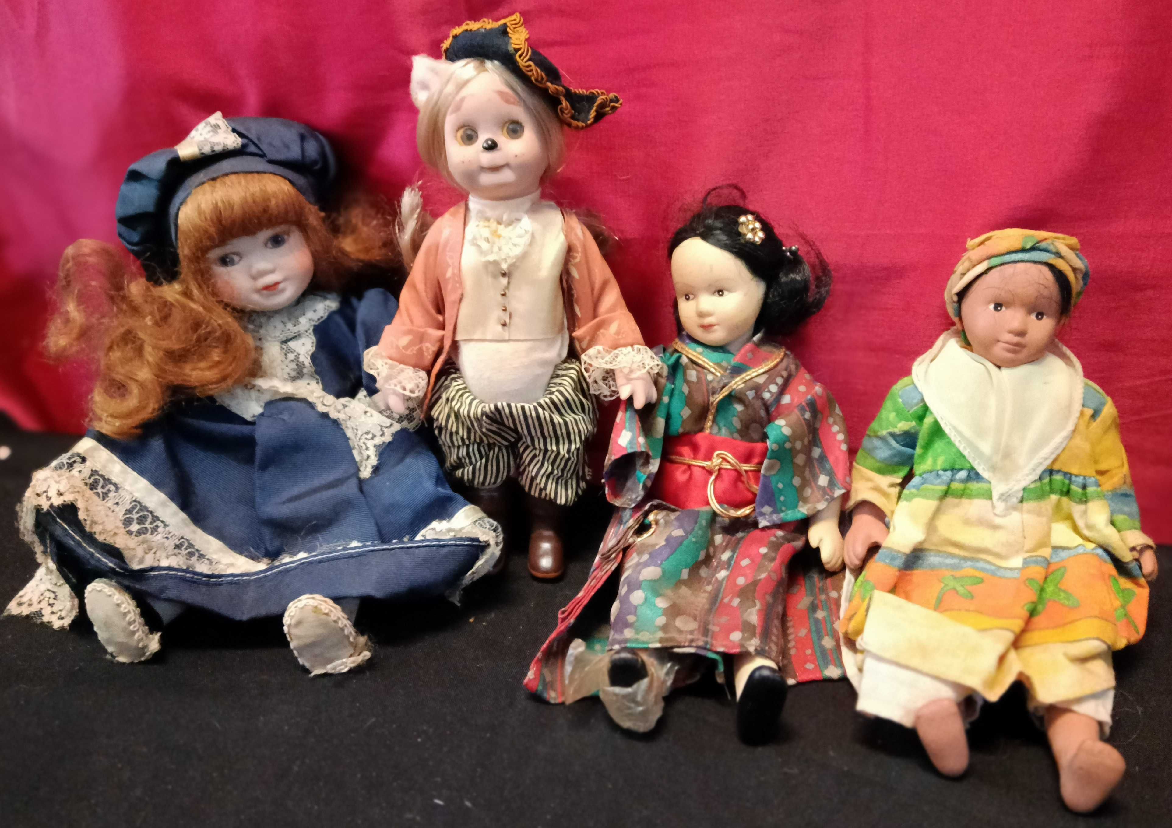 52 bonecas em porcelana