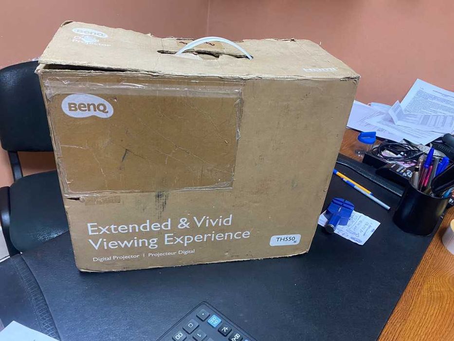 Проектор Benq TH 550 з пультом керування і кріпленням
