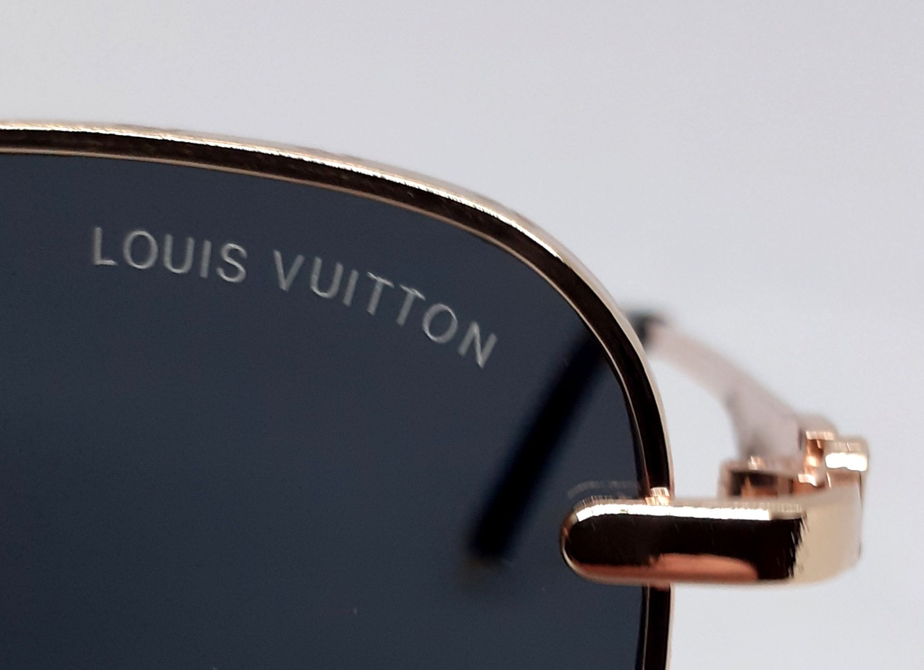 Louis Vuitton стильные унисекс солнцезащитные очки черные с золотом