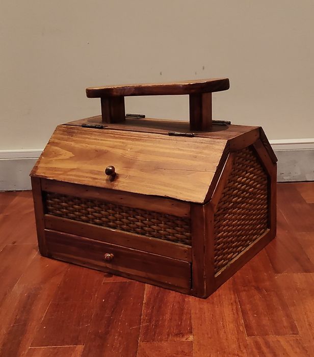 Sapateira em madeira